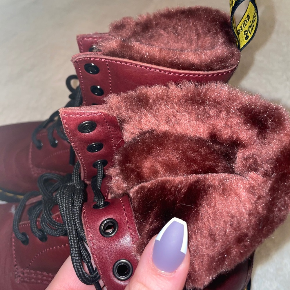 Burgundy, lace up Dr. Martens with faux fur - Picture 3 of 6